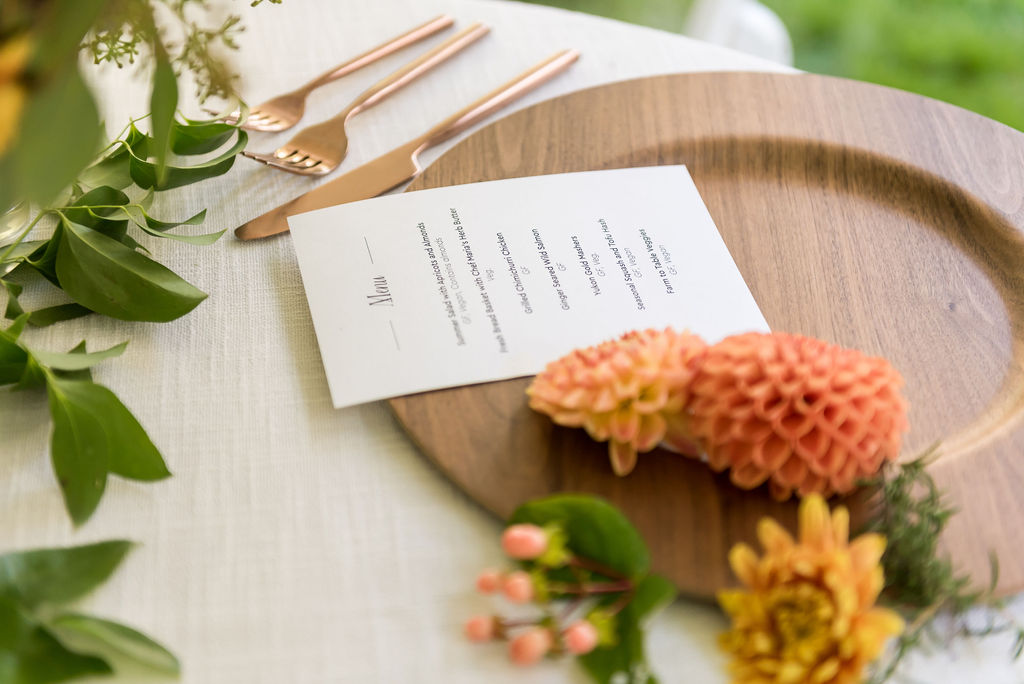 Plating details with dahlias and hypericum